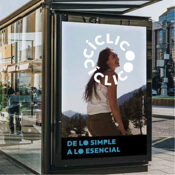 Valla de Paradero con Llamativo diseño publicitario Branding creativo Cíclico Colombia