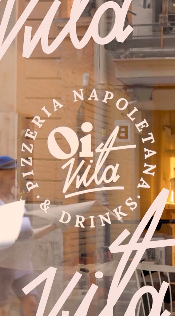 Ventana exterior brandeada con logo de pizzería OI VITA